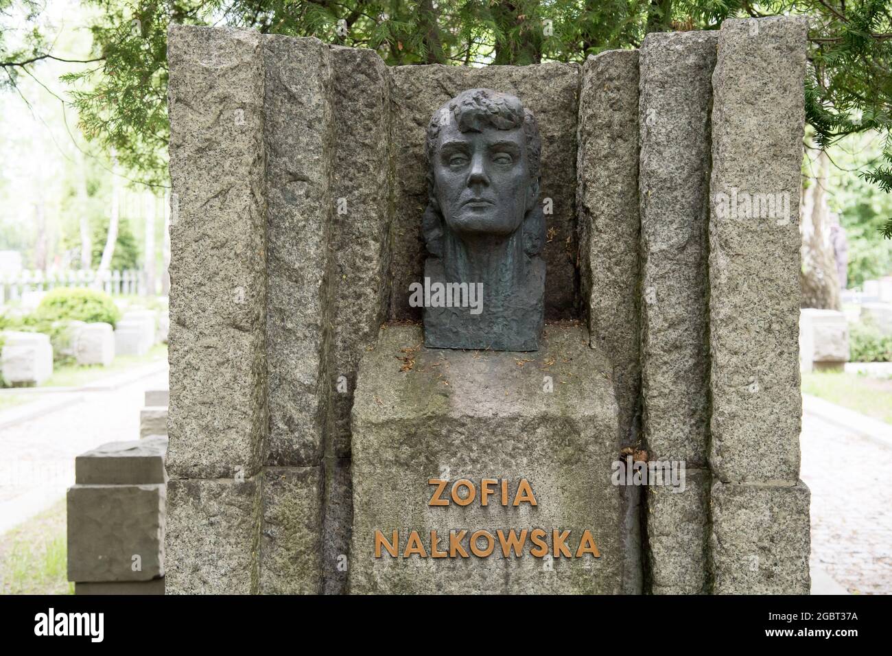 Tombe du poète polonais Zofia Nalkowska dans le cimetière militaire de Powazki (Cmentarz Wojskowy na Powazkach) à Varsovie, Pologne. 17 mai 2021 © Wojciech Strozyk Banque D'Images