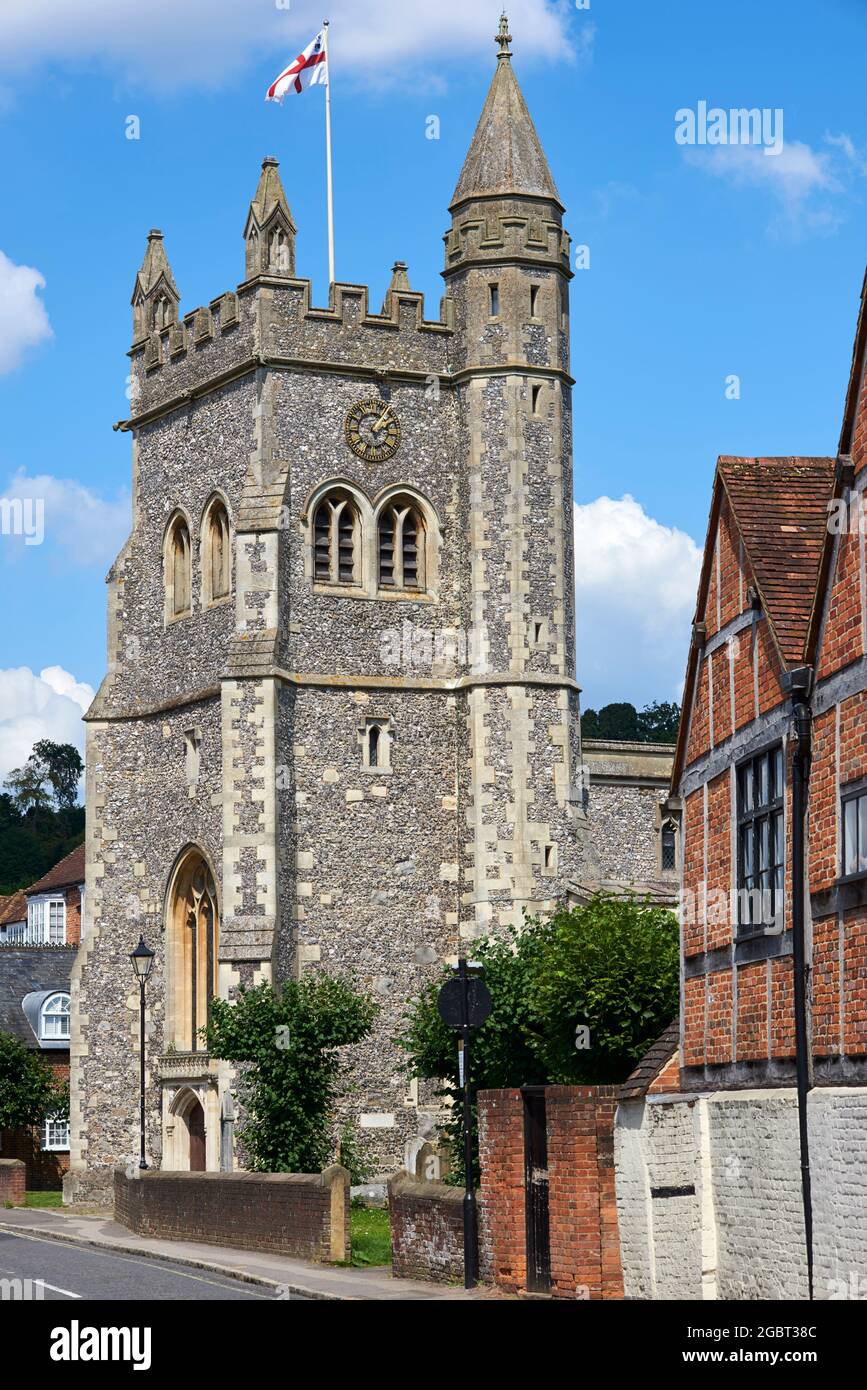 La tour médiévale restaurée de St Mary la Vierge sur Church Street, Old Amersham, Buckinghamshire, Royaume-Uni du Sud Banque D'Images