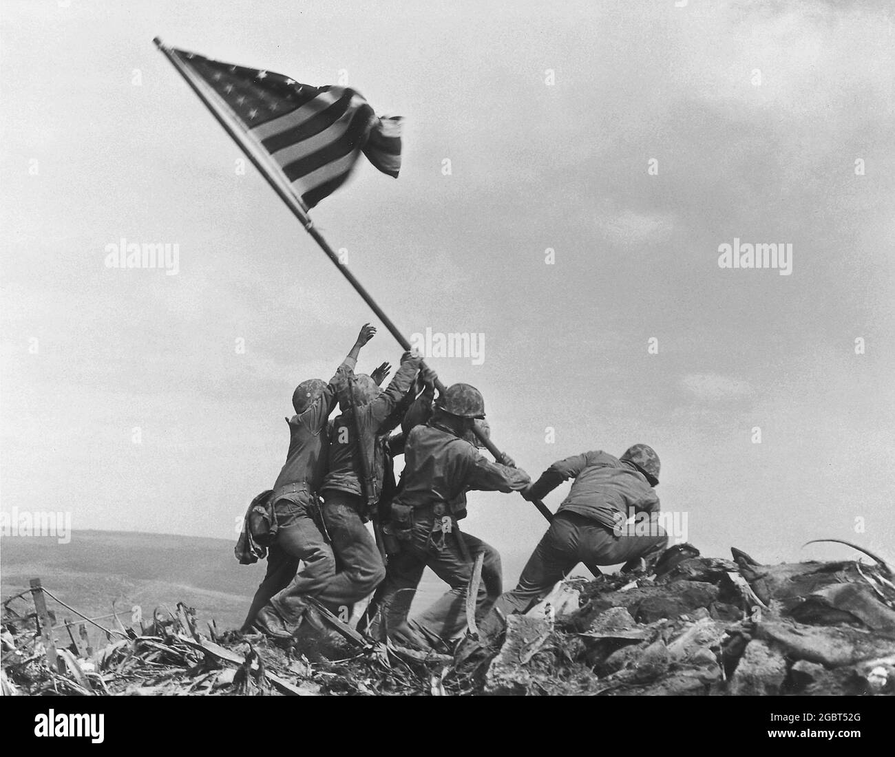 Raising the Flag on Iwo Jima est une photo emblématique de six Marines des États-Unis qui élèvent le drapeau des États-Unis au sommet du mont Suribachi. Banque D'Images