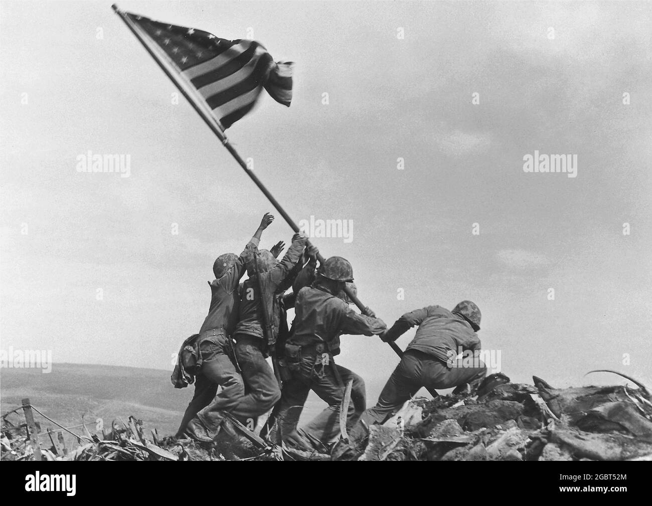 Raising the Flag on Iwo Jima est une photo emblématique de six Marines des États-Unis qui élèvent le drapeau américain au sommet du mont Suribachi - 1945 Banque D'Images