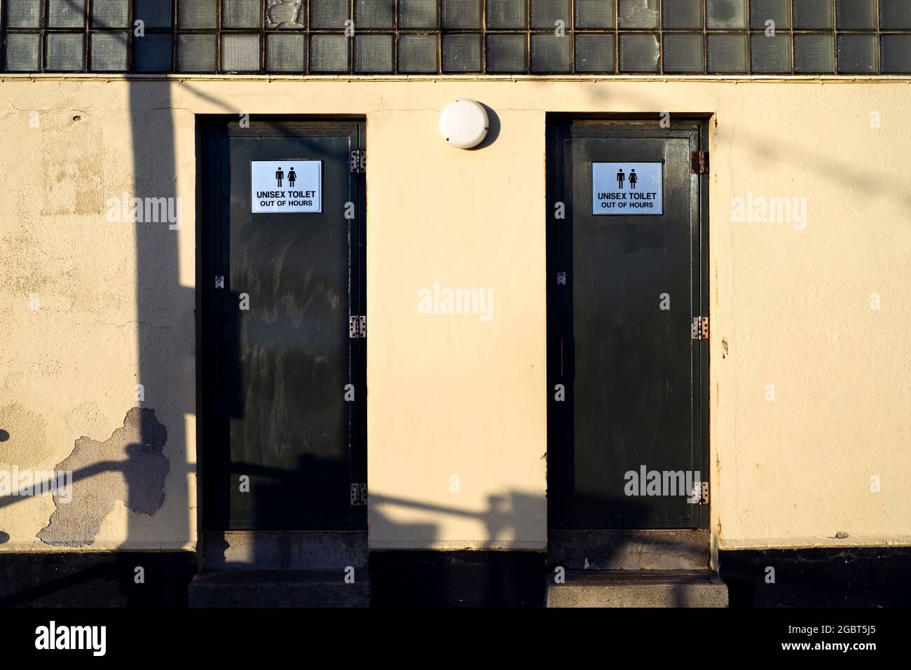 Toilettes unisex dans la ville balnéaire. Signes sur la porte avec une inscription Unisex toilettes hors des heures. Banque D'Images