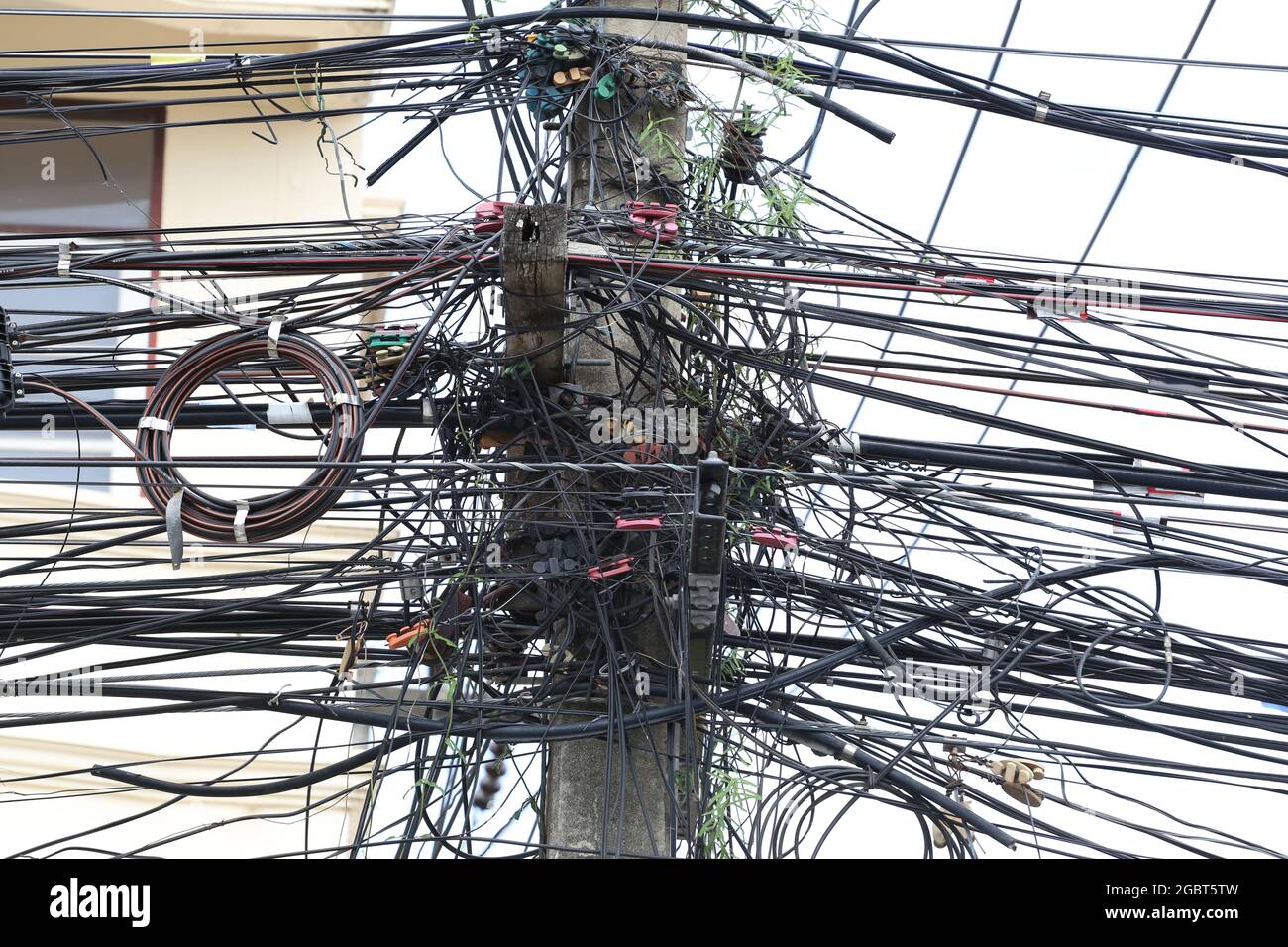 Les fils de câble sur les pôles électriques sont enchevêtrés, ligne de signal désordonnée pour la conception dans votre concept de travail. Banque D'Images