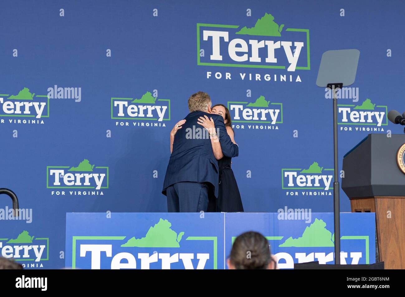 ARLINGTON va, ÉTATS-UNIS - 29 juillet 2021 : Terry McAuliffe embrassant sa femme Dorothy McAuliffe sur scène lors d'un rallye de campagne. Banque D'Images