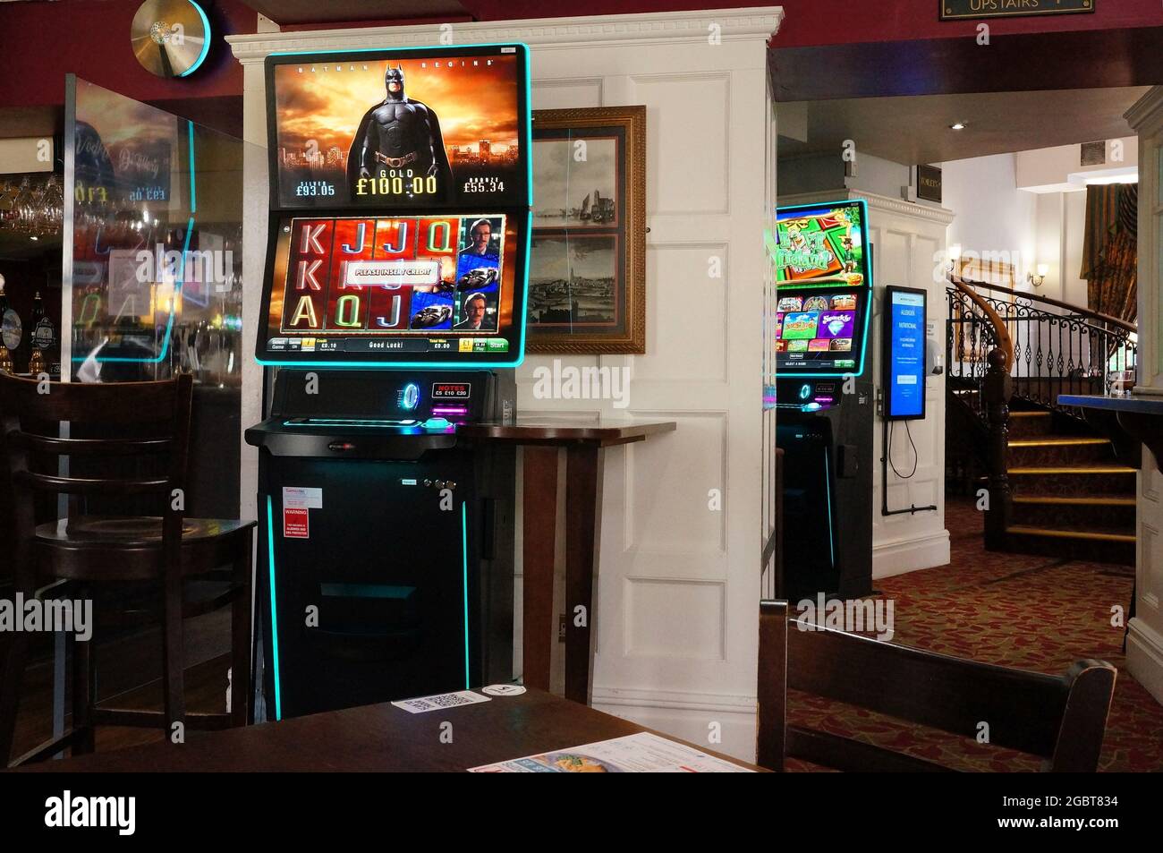 Machines à sous lumineuses à l'intérieur d'un pub de Wethercuillers Banque D'Images