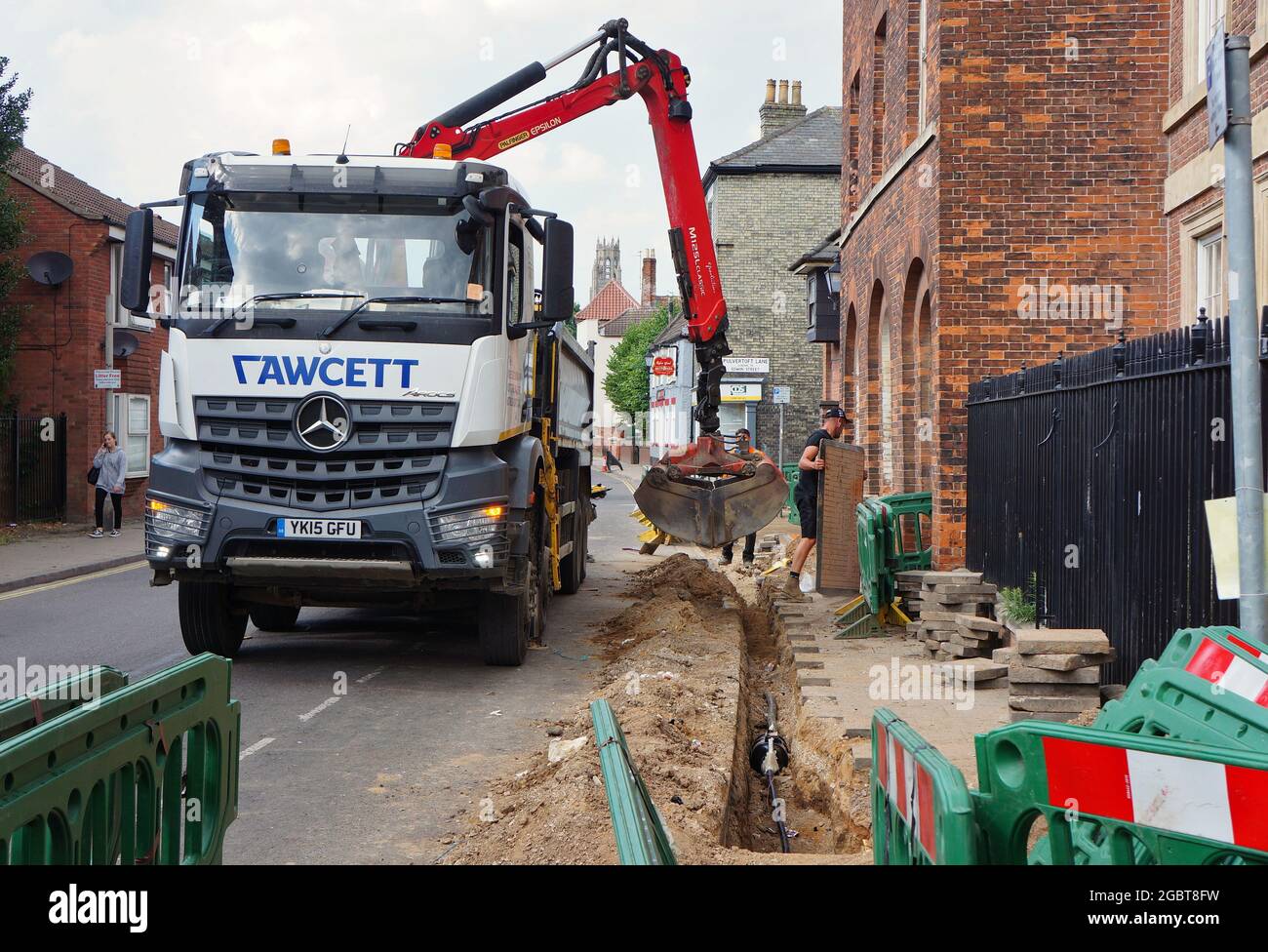 PALFINGER Epsilon M125 grue de grue sur un camion benne basculante utilisé par des ouvriers pour des réparations de services publics sous la chaussée dans BOSTON Lincolnshire, Banque D'Images