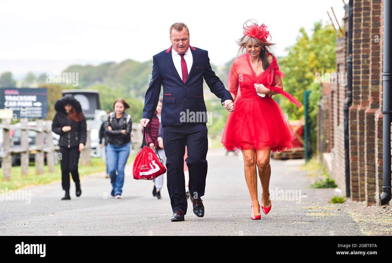 Brighton Royaume-Uni 5 août 2021 - les coureurs élégants arrivent pour Brighton courses Ladies Day dans un après-midi de détente : Credit Simon Dack / Alay Live News Banque D'Images