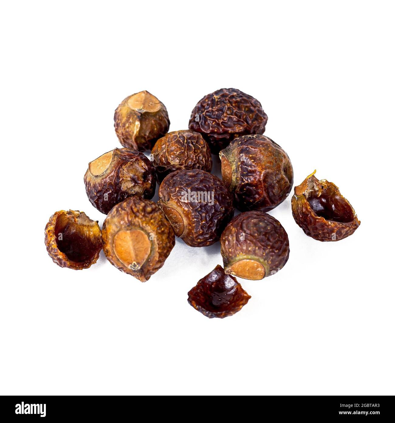 Noisettes de savon sec brun (Soapberries, Sapindus Mukorossi) pour la lessive biologique et les soins naturels doux de la peau isolée sur fond blanc. Banque D'Images