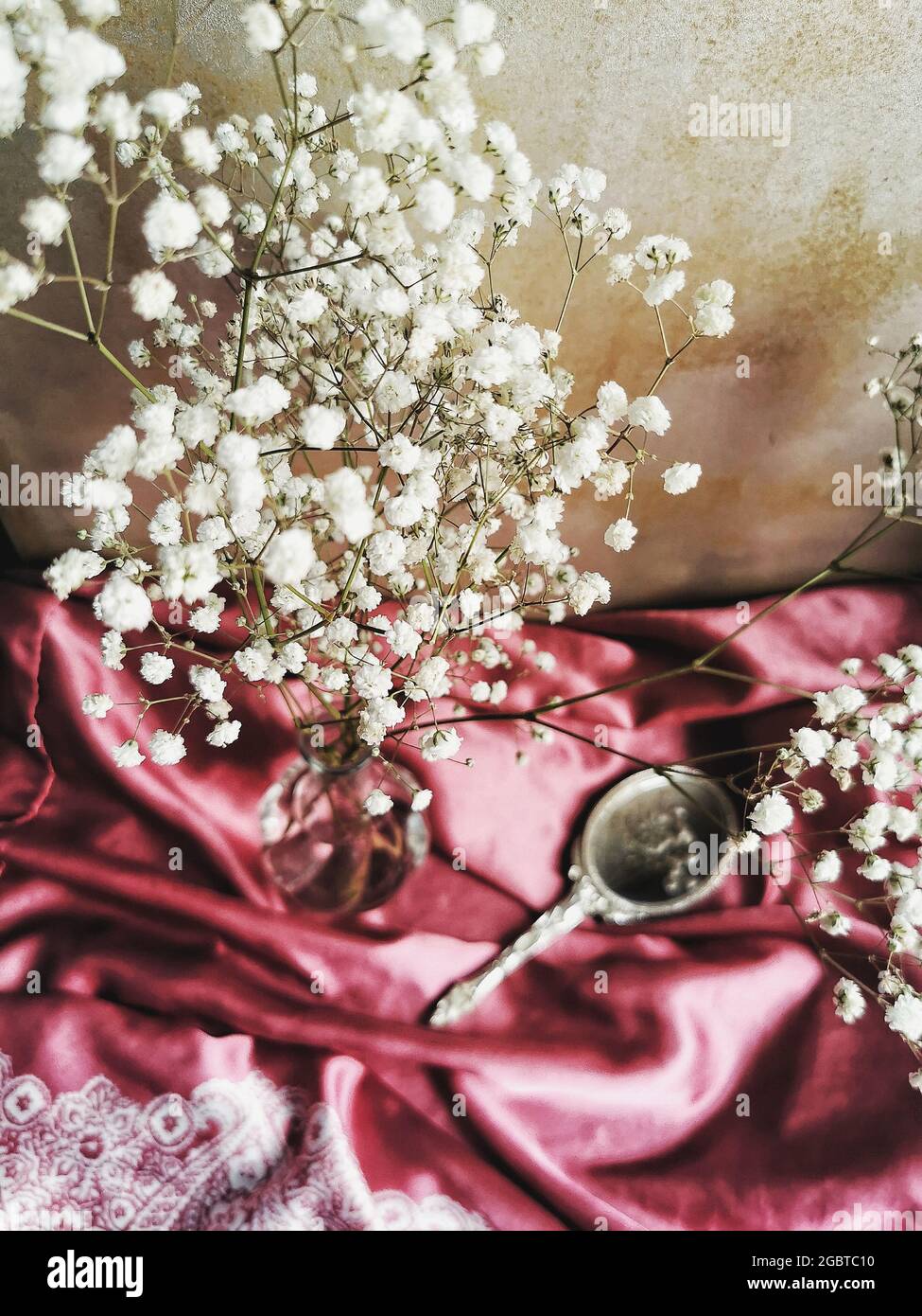 Fleurs blanches dans un vase Banque D'Images