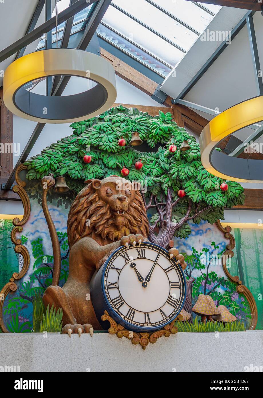 Grantham, Lincolnshire, Royaume-Uni horloge dans le centre commercial Isaac Newton - Lion et Apple Tree Banque D'Images