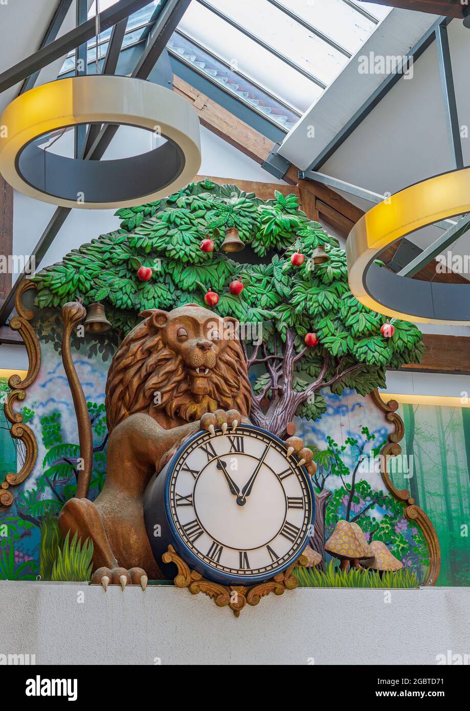 Grantham, Lincolnshire, Royaume-Uni horloge dans le centre commercial Isaac Newton - Lion et Apple Tree Banque D'Images