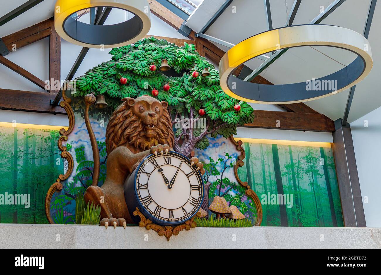 Grantham, Lincolnshire, Royaume-Uni horloge dans le centre commercial Isaac Newton - Lion et Apple Tree Banque D'Images