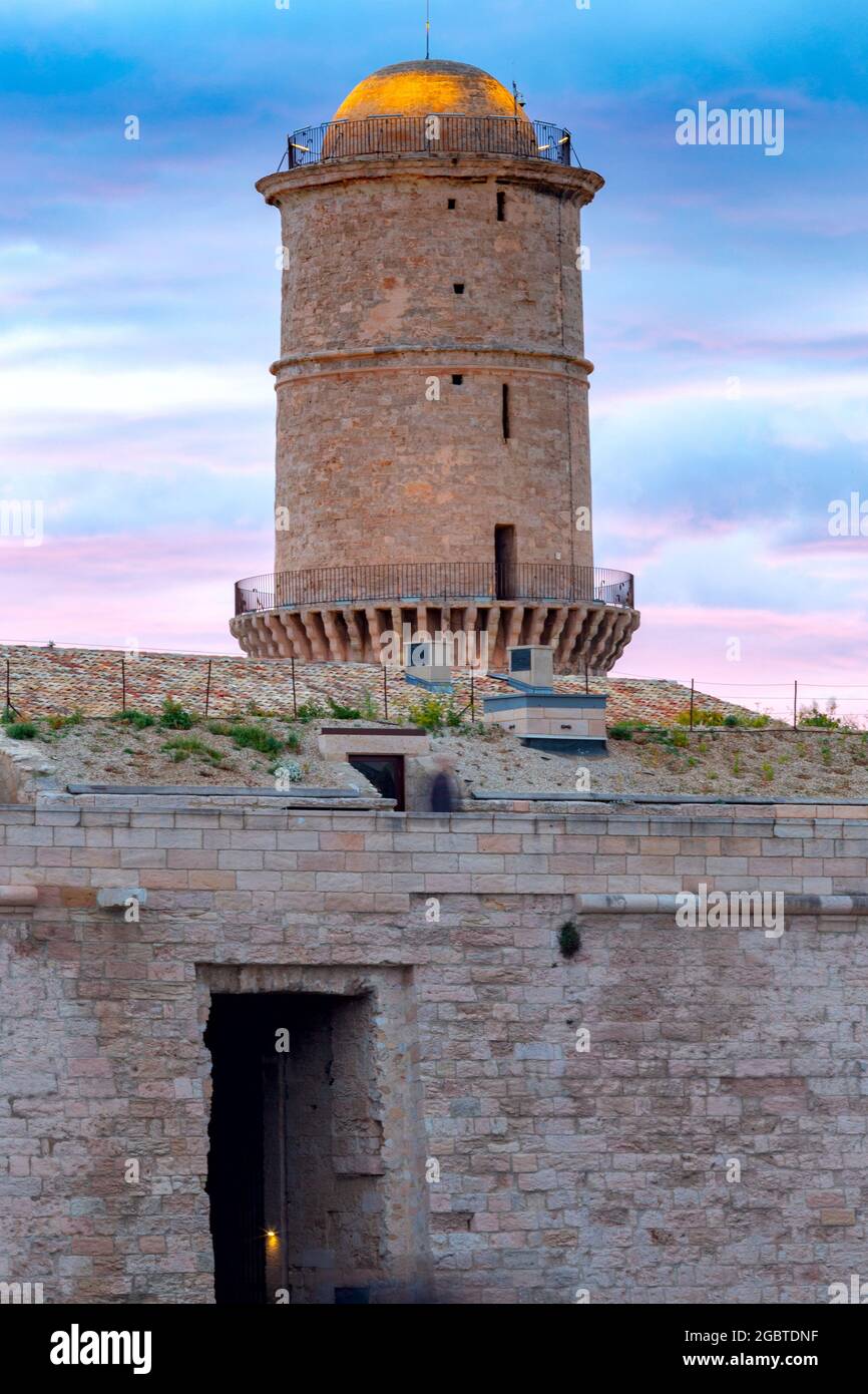 Vue sur le fort St. John et la Tour au coucher du soleil. Marseille. France. Banque D'Images