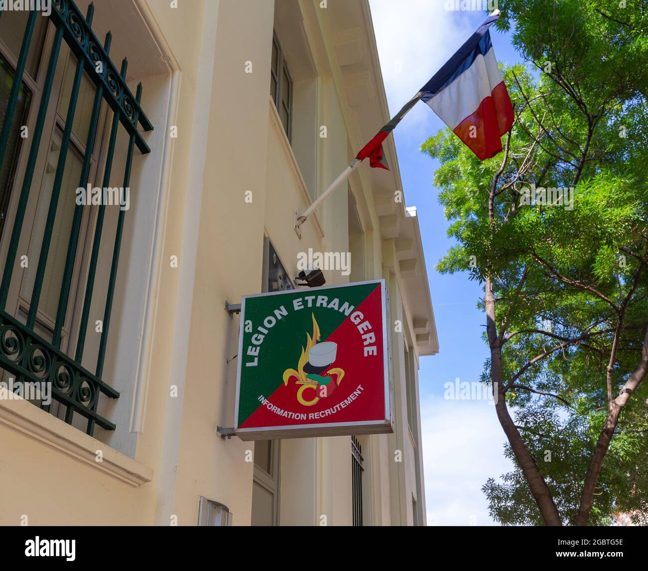 Nice, France - 17 juin 2019 : emblème et drapeau sur la façade du Centre de  recrutement de la Légion étrangère Photo Stock - Alamy
