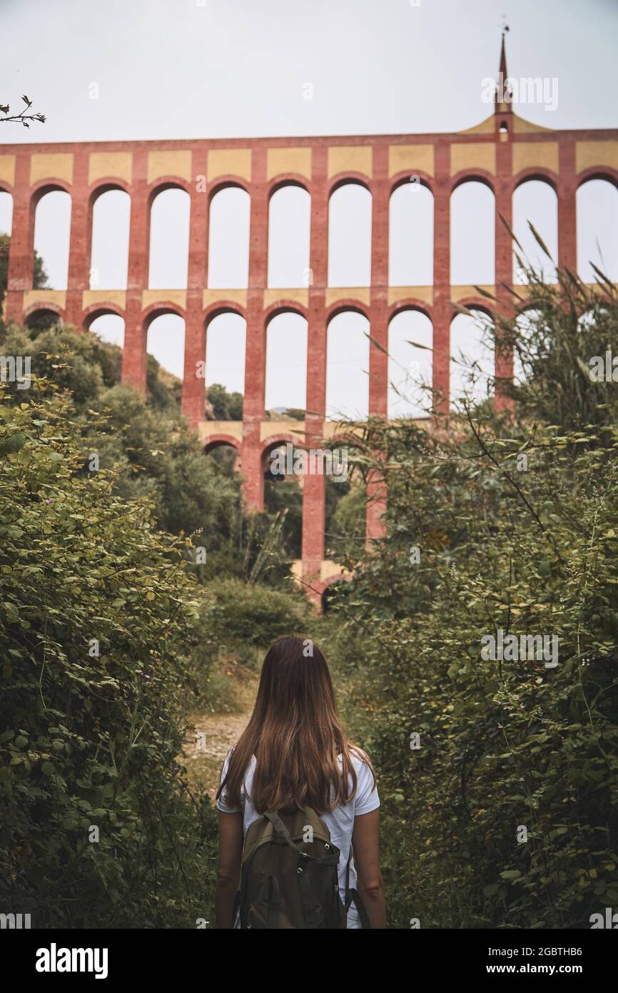 Plan vertical d'une femme à Aqueduct Eagle Maro, Espagne Banque D'Images