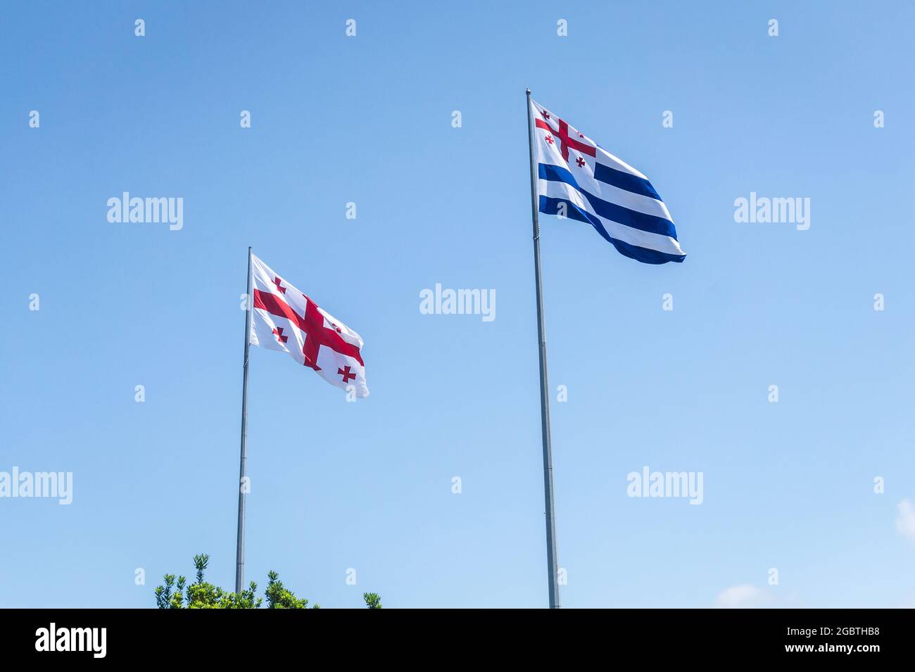 Drapeaux nationaux de Géorgie et d'Adjara sur fond bleu ciel Banque D'Images