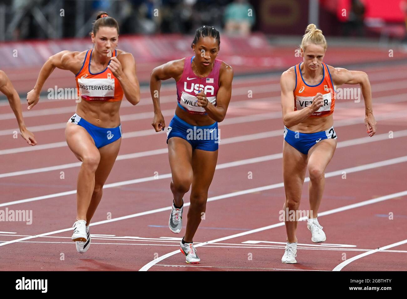 Tokyo, Japon. 05 août 2021. TOKYO, JAPON - 5 AOÛT : Emma Oosterwegel des pays-Bas, Keldell Williams des États-Unis d'Amérique, Anouk Vetter des pays-Bas en compétition sur l'Heptathlon féminin lors des Jeux Olympiques de Tokyo 2020 au Stade Olympique le 5 août 2021 à Tokyo, Japon (photo d'Andy Astfalck/Orange Pictures) NOCNSF ATLETIEKUNIE crédit : Orange pics BV/Alay Live News Banque D'Images