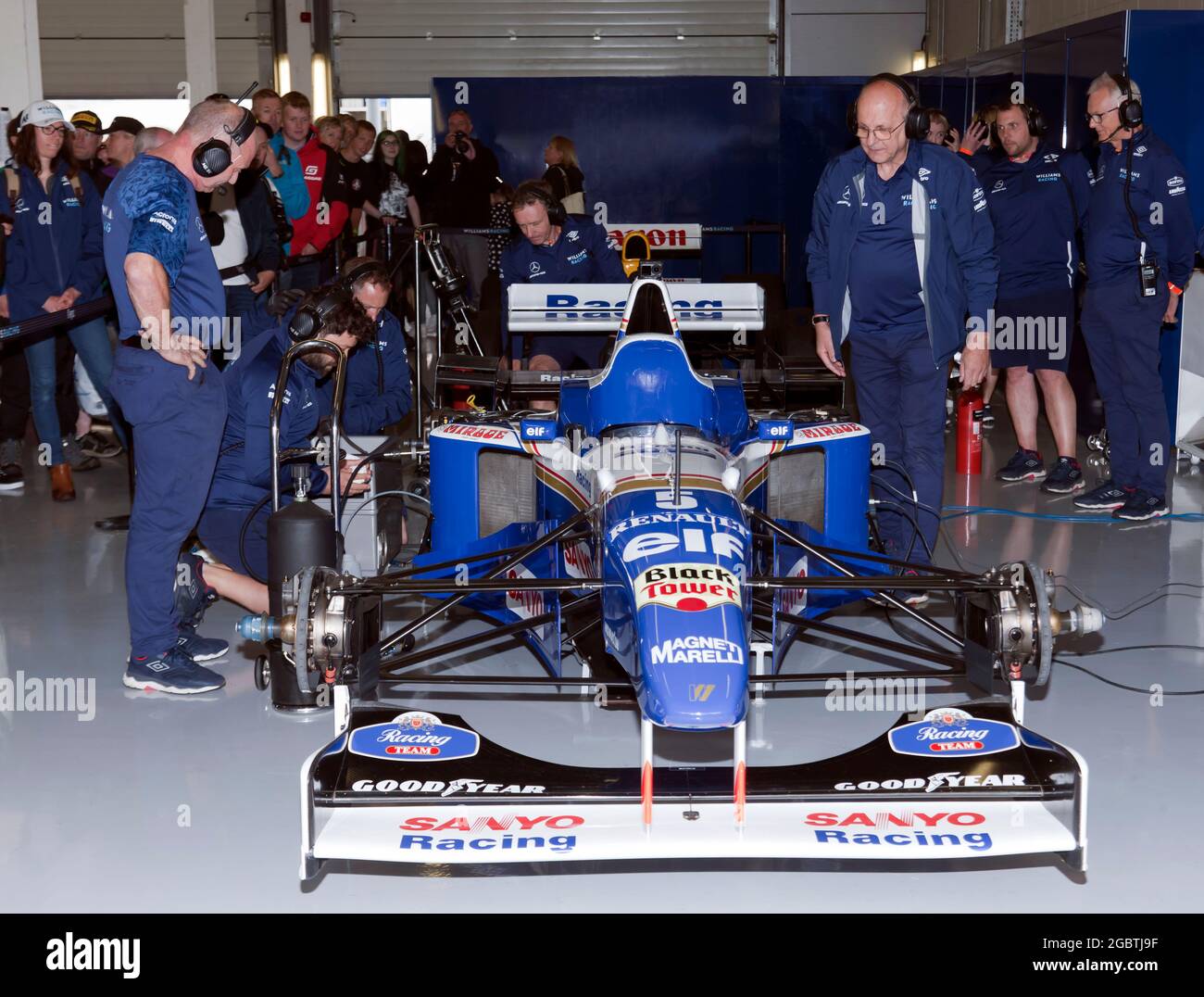 L'écurie Williams Racing prépare le championnat de Damon Hill en Wining Williams FW18 Formula One car pour plusieurs tours à grande vitesse autour de Silverstone. Banque D'Images