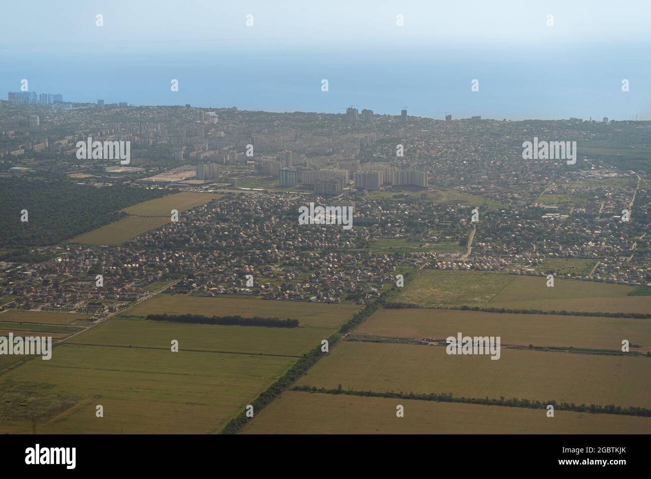 Vue sur la terre par la fenêtre de l'avion. Champs, routes, rivières depuis une vue plongeante. Hublot. Regardez par la fenêtre d'un avion volant. Vue de dessus du Banque D'Images