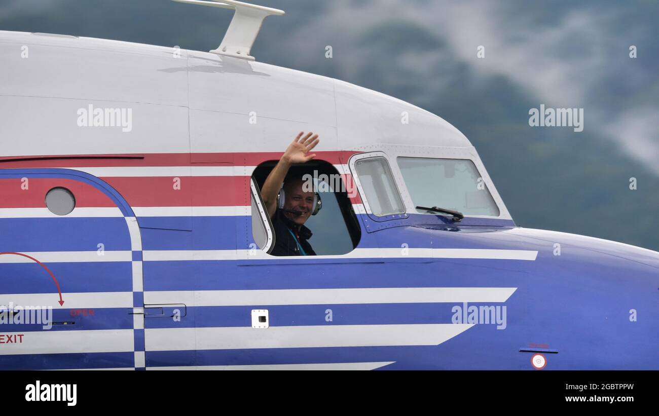 Zeltweg, Autriche 6 SEPTEMBRE 2019 le pilote d'un avion de ligne vintage accueille depuis la fenêtre. Douglas DC-6 par Red Bull, précaires du premier ministre yougoslave Josip Broz Tito Banque D'Images