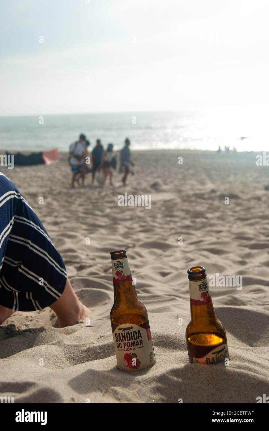 Bandida do Pomar Cider bouteilles à la plage, Portugal - Costa Nova Beach, Aveiro, 10.06.2021 Banque D'Images