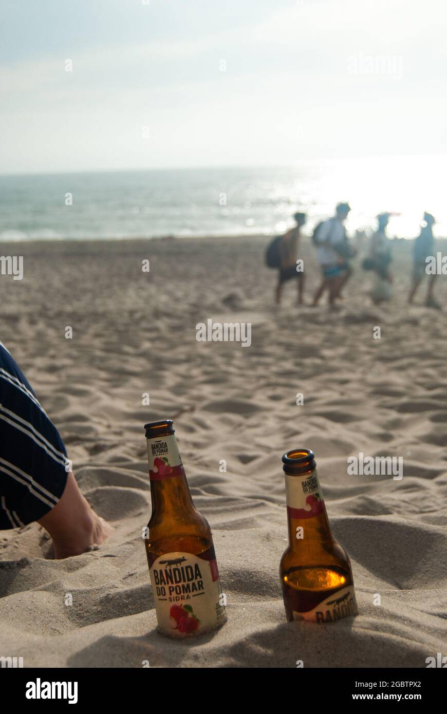 Bandida do Pomar bouteilles de cidre creusées dans le sable à la plage, Portugal - Costa Nova Beach, Aveiro, 10.06.2021 Banque D'Images