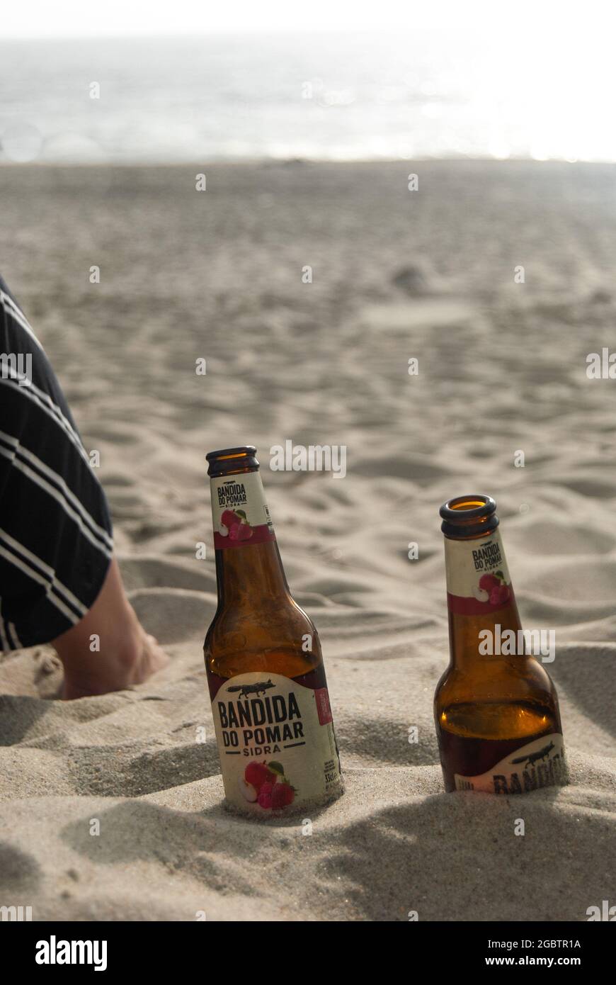 Les bouteilles Bandida do Pomar Cider à la plage, Portugal - Costa Nova Beach, Aveiro, 10.06.2021 Banque D'Images