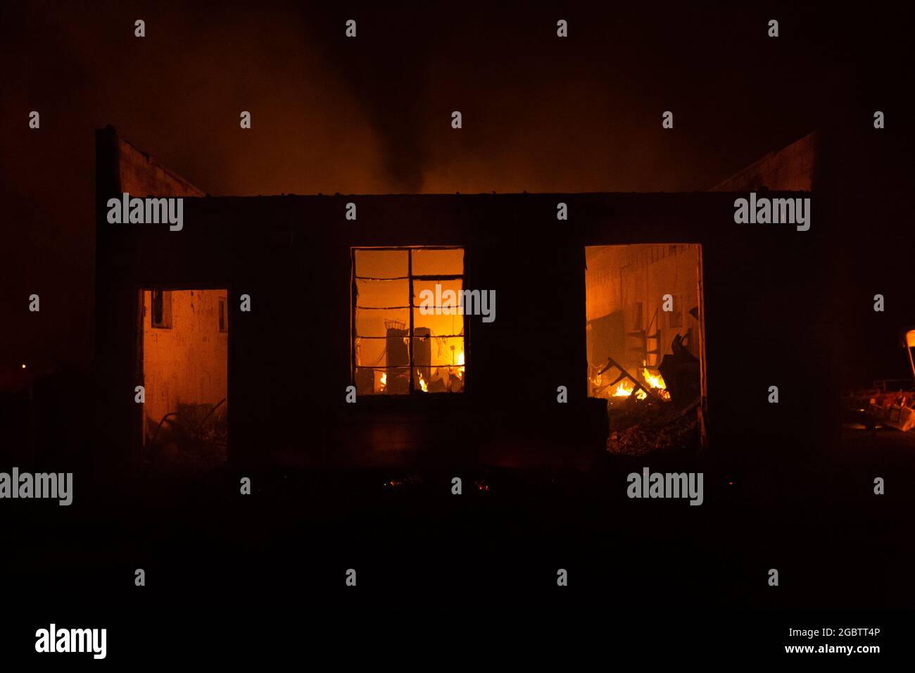 Un immeuble du centre-ville de Greenville, en Californie, brûle le 4 août 2021. Le feu de Dixie a détruit la ville mercredi. (Photo de Daniel Brown/Sipa USA) Banque D'Images