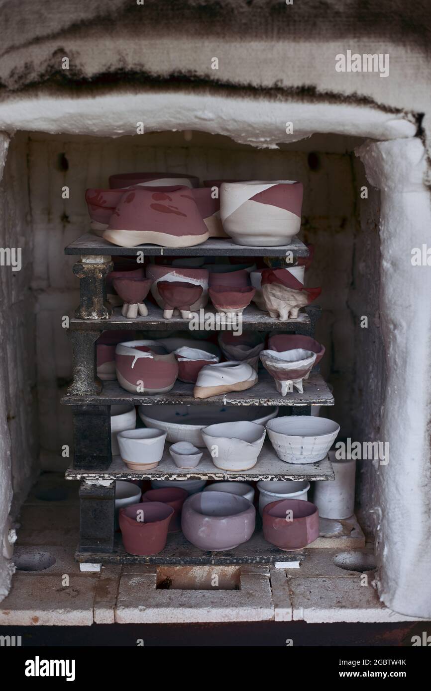Four dans l'atelier de potier avec poterie. Four électrique pour les  produits en argile céramique Photo Stock - Alamy