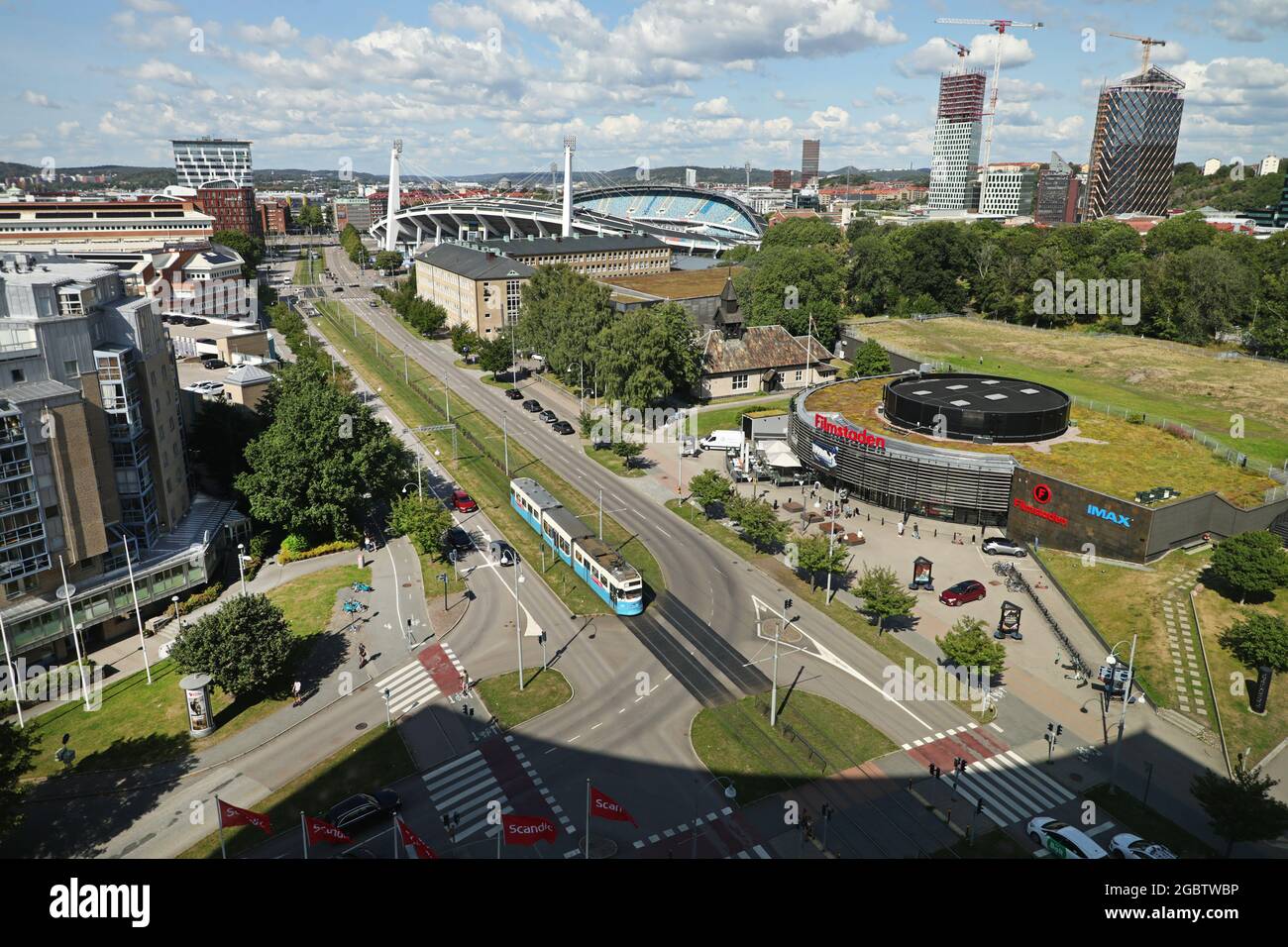 Göteborg, Suède. 5 août 2021. La vie quotidienne dans la ville de Göteborg. Vue aérienne lorsqu'un tramway passe à Skånegatan dans la ville. Crédit : Jeppe Gustafsson/Alay Live News Banque D'Images