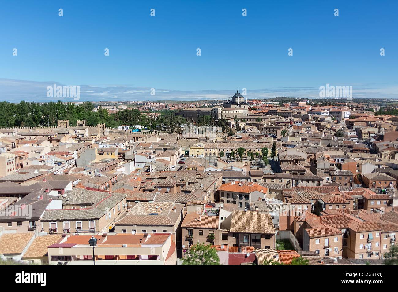 Tolède Espagne - 05 12 2021: Vue panoramique majestueuse ville de Tolède centre-ville, plein urbain à la forteresse Banque D'Images