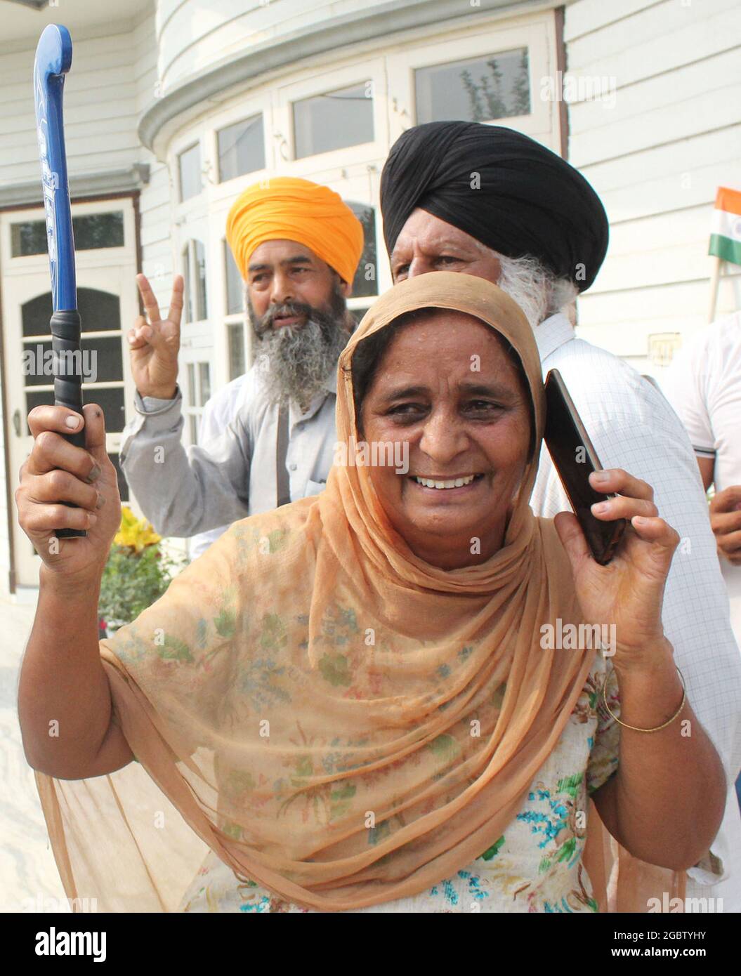 AMRITSAR, INDE - AOÛT 5 : la mère Sukhjinder Singh et les proches du joueur de hockey sur gazon indien Gurjant Singh célèbrent alors que l'équipe de hockey masculin de l'Inde a battu l'Allemagne en remportant la médaille de bronze aux Jeux olympiques de Tokyo 2020 au village de Klehara Jandiala Guru le 5,2021 août à Amritsar, en Inde. Des scènes de célébration ont été observées dans toute l'Inde jeudi après que l'équipe de hockey masculine indienne ait réécrit l'histoire en remportant une médaille olympique après 41 ans, avec des familles de joueurs disant qu'ils ont rendu le pays fier. Une équipe indienne résolue a battu un courageux Allemagne 5-4 pour gagner la médaille de bronze dans une longueur de siège Banque D'Images