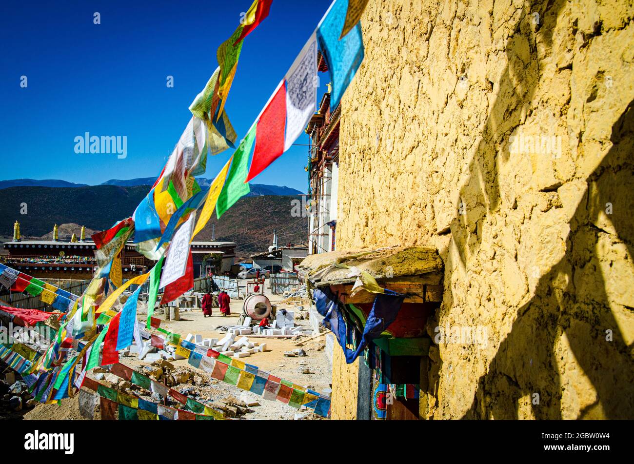 Drapeaux de prière tibétains colorés qui diffusent de la chance et des bénédictions accrochées au mur du monastère. Banque D'Images