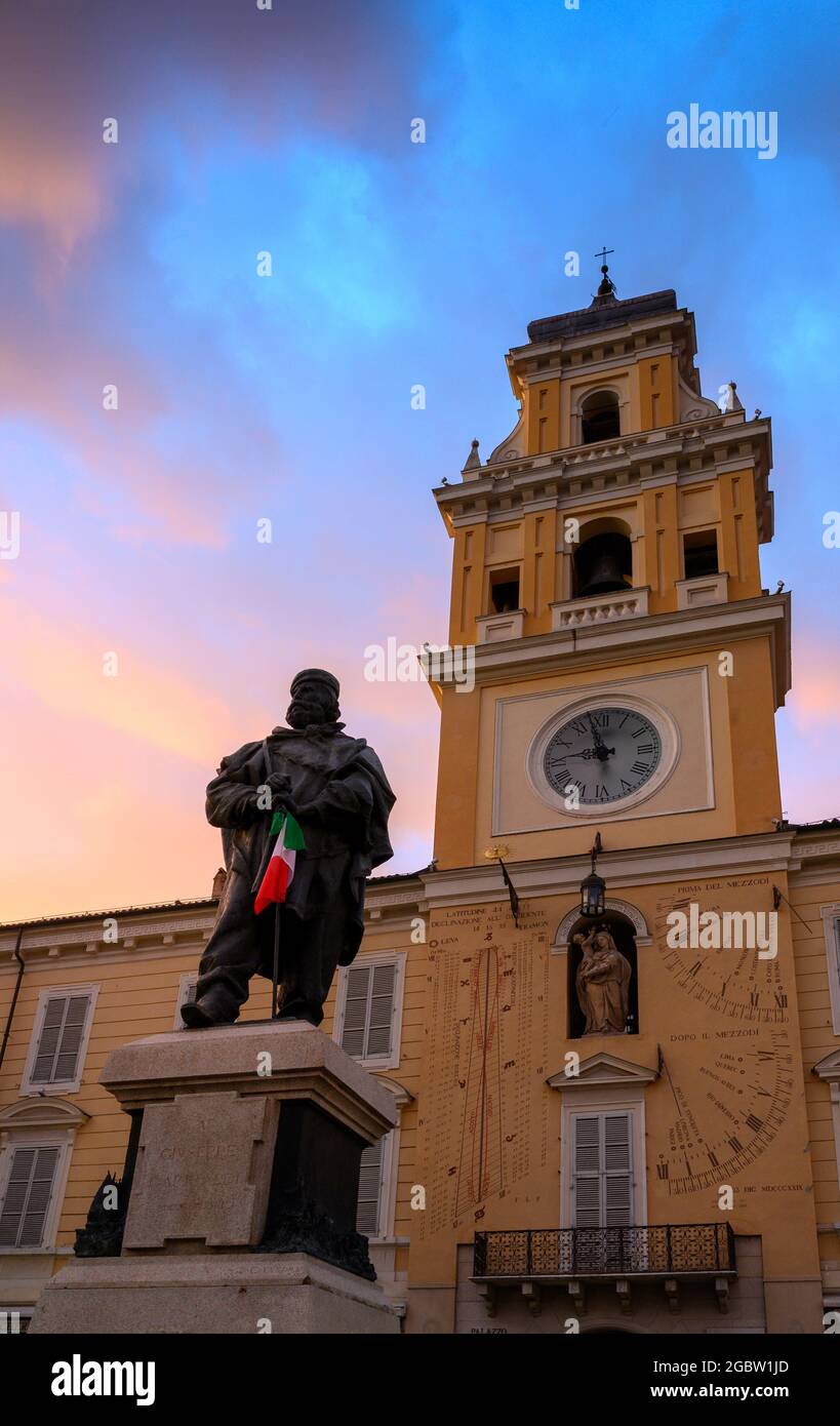 Palazzo del Governatore sur la Piazza Garibaldi à Parme avec un arc-en-ciel Banque D'Images