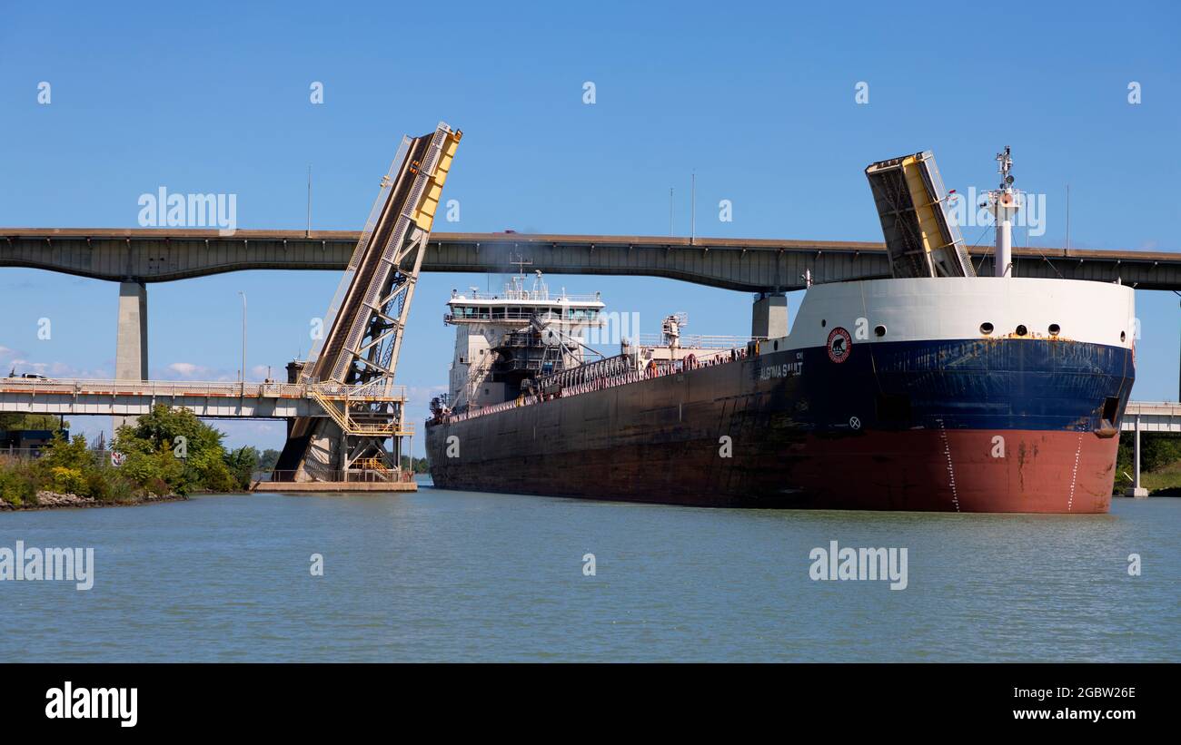 Navire de transport passant sous Queen Elizabeth Way Garden City Skyway et Homer Bridge St. Catharines Ontario. Canal Welland voie maritime du Saint-Laurent Banque D'Images