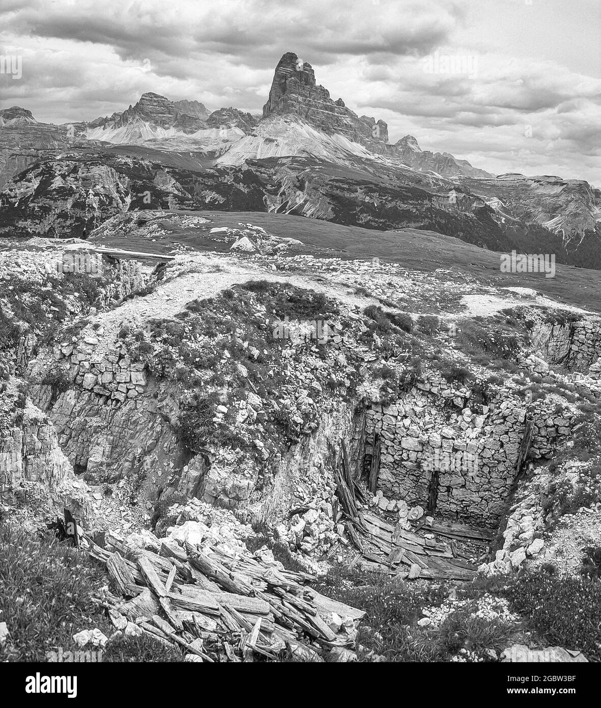 Il s'agit d'un système de tranchée italienne qui se dirige vers les célèbres sommets de Tre Cime di Laverado sur le Monte Piana près de Cortina d'Ampezzo dans les Dolomites italiens de l'Alto Adige. La montagne faisait partie du système de défense de Front Line italien lors de la première Guerre mondiale contre les forces autrichiennes-hongroises alliées en Allemagne. Banque D'Images