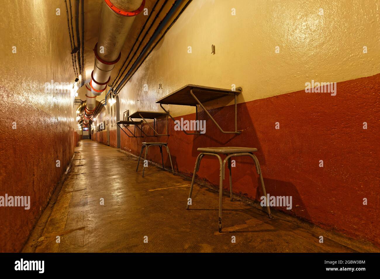 HUNSPACH, FRANCE, 24 juin 2021 : des couloirs ont été utilisés comme salle à manger. L'ouvrace Schoenenbourg, une fortification de la ligne Maginot, est la plus grande ouverte au Banque D'Images