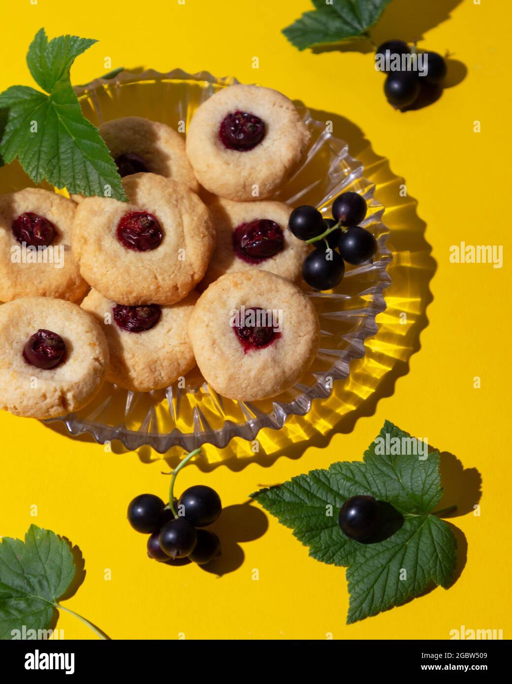 Petits Gateaux Au Ceto Faits Maison A Base De Farine D Amandes Et De Baies De Cassis Dessert Pauvre En Calories Sur Fond Jaune Photo Stock Alamy Petits Gateaux Au Ceto Faits Maison A Base De Farine D Amandes Et De Baies De Cassis Dessert Pauvre En Calories Sur Fond Jaune Photo Stock Alamy