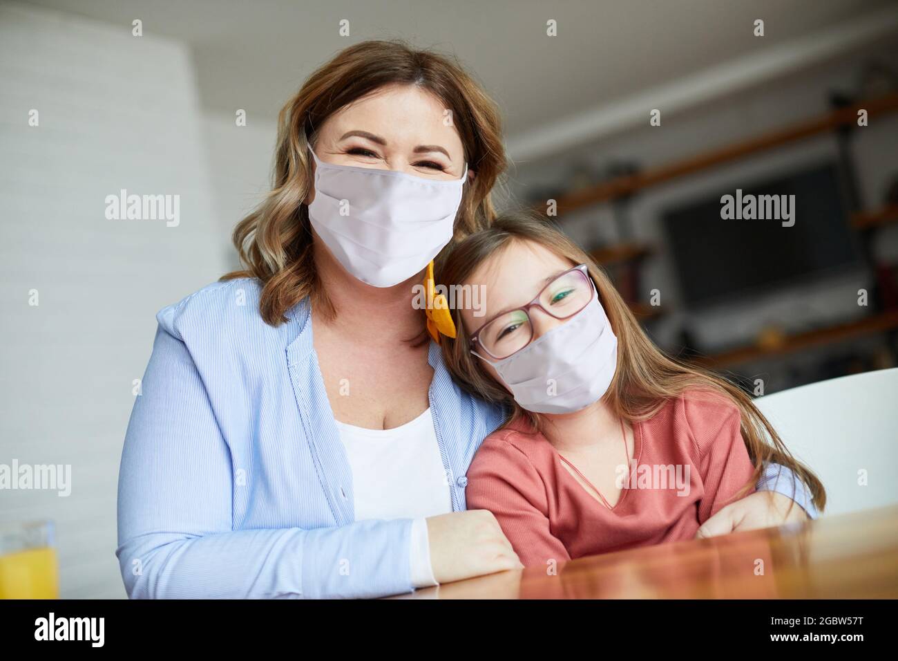enfant fille mère famille heureux liant enfant enfant enfant enfant ensemble fille virus masque de protection corona Banque D'Images