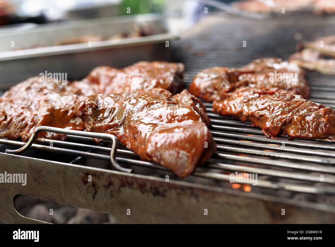 Viande grillée sur un barbecue dans un restaurant belge. Prise de vue en journée avec lumière naturelle et mise au point sélective. Banque D'Images