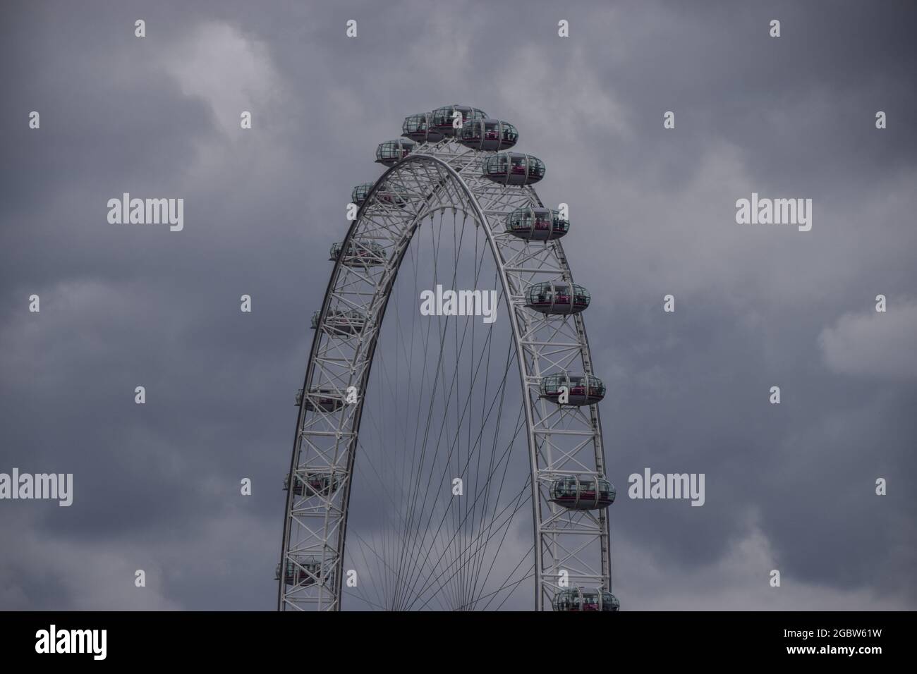 Londres, Royaume-Uni. 5 août 2021. Des nuages sombres s'amassent au-dessus du London Eye tandis que la pluie revient à la capitale. (Crédit : Vuk Valcic / Alamy Live News) Banque D'Images