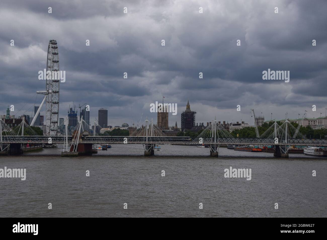 Londres, Royaume-Uni. 5 août 2021. Des nuages sombres s'amassent au-dessus du London Eye, des chambres du Parlement et des ponts Hungerford et Golden Jubilee alors que la pluie revient dans la capitale (Credit: Vuk Valcic / Alay Live News) Banque D'Images