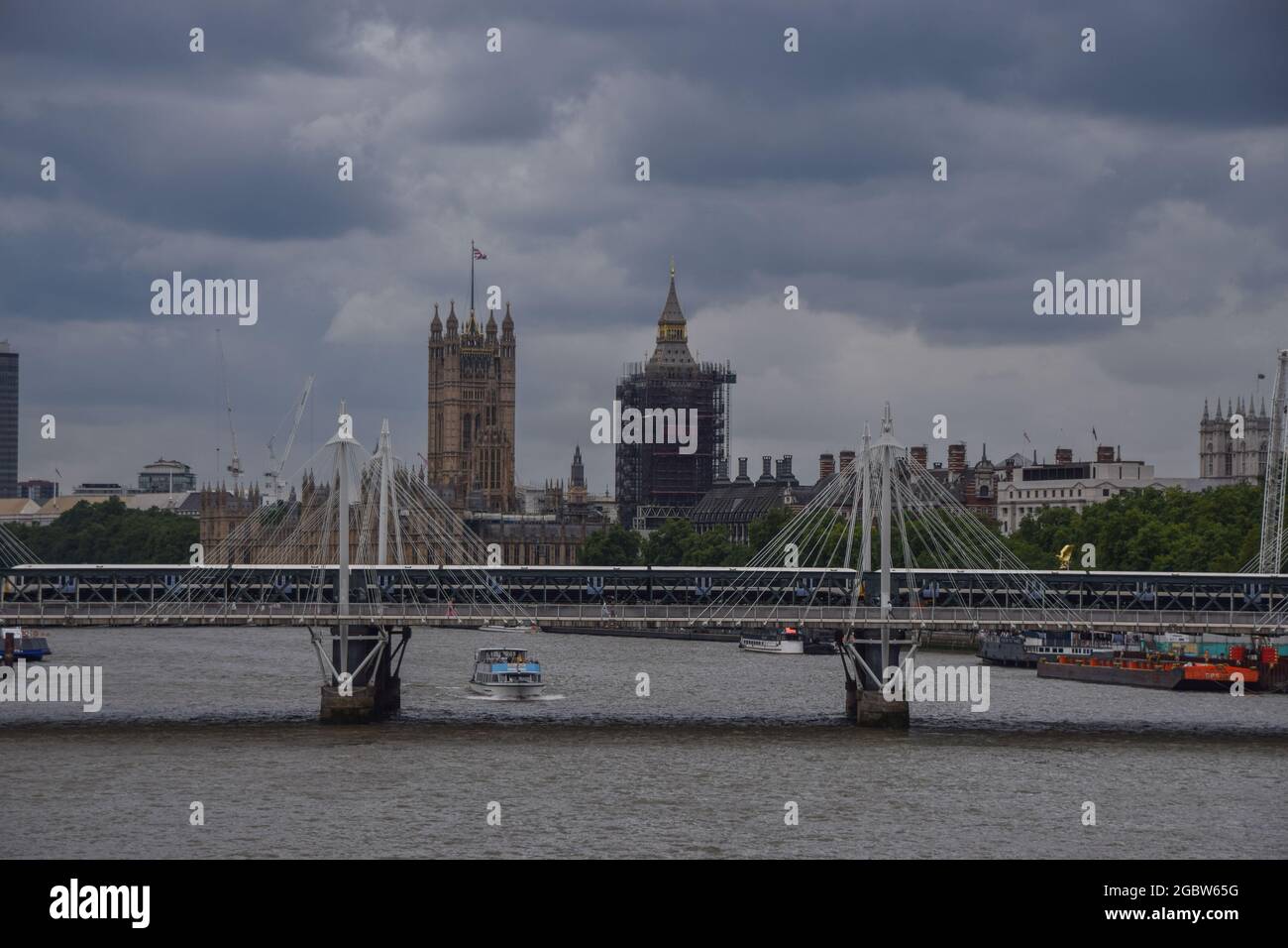 Londres, Royaume-Uni. 5 août 2021. Des nuages sombres s'amassent au-dessus des chambres du Parlement et des ponts Hungerford et Jubilé d'or alors que la pluie retourne dans la capitale. (Crédit : Vuk Valcic / Alamy Live News) Banque D'Images