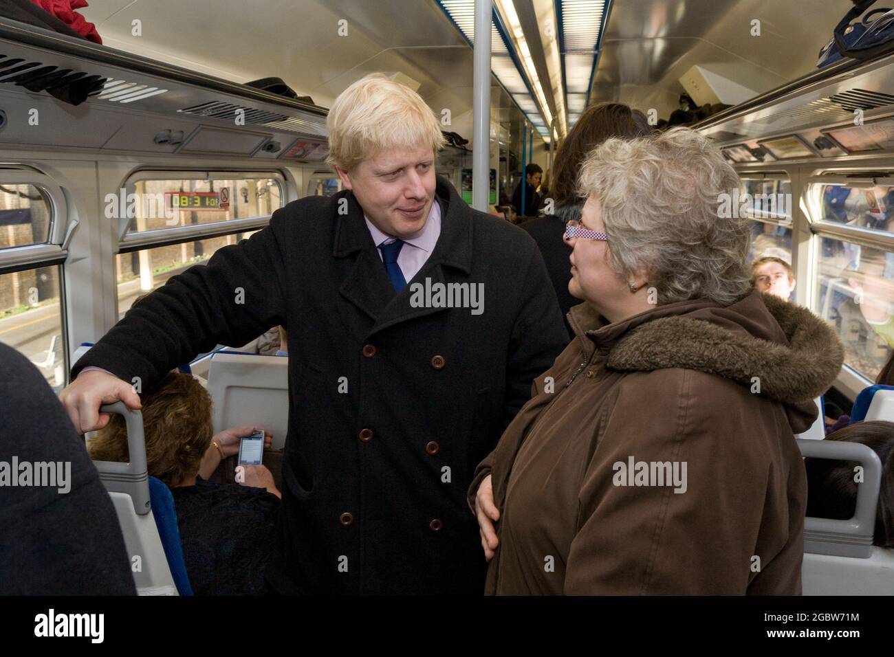 Boris Johnson, candidat conservateur pour le maire de Londres qui se rend à Waterloo East le 7.56 depuis Crayford. Parler avec Alica Chapman, un membre régulier de Sidcup. Son voyage a été de voir quelles sont les conditions de voyage pour les navetteurs en train venant des banlieues sud vers le centre de Londres. Londres, Royaume-Uni. 25 févr. 2008 Banque D'Images