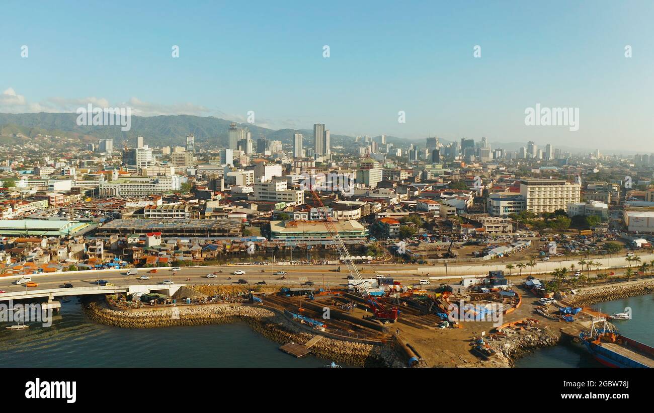 Vue aérienne du panorama de la ville de Cebu avec skyscraper, bâtiments et d'un port avec bateaux et ferry tôt le matin. Aux Philippines. Banque D'Images