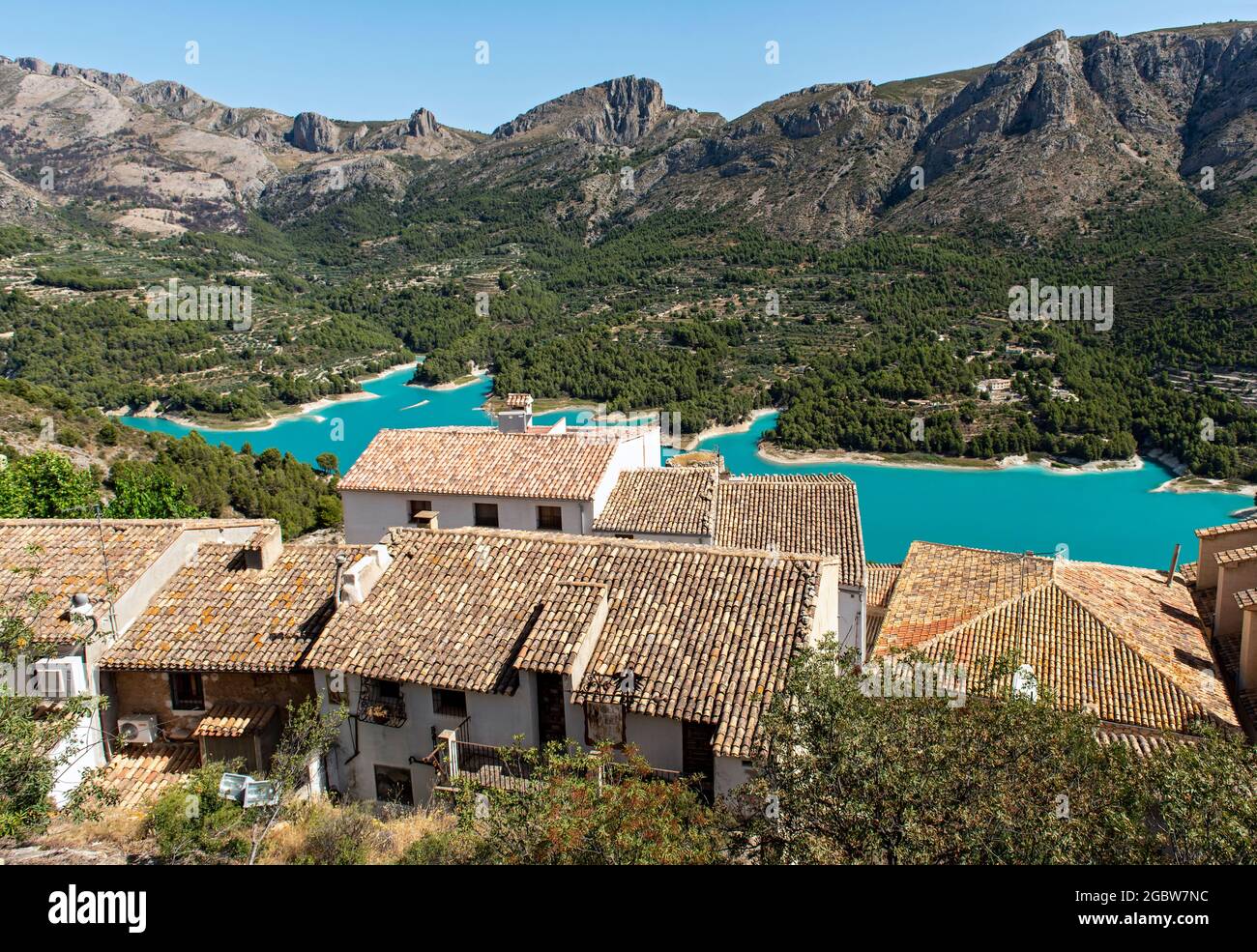 Vue panoramique sur le réservoir et la vallée de Guadalest depuis El Castell de Guadalest, Espagne Banque D'Images