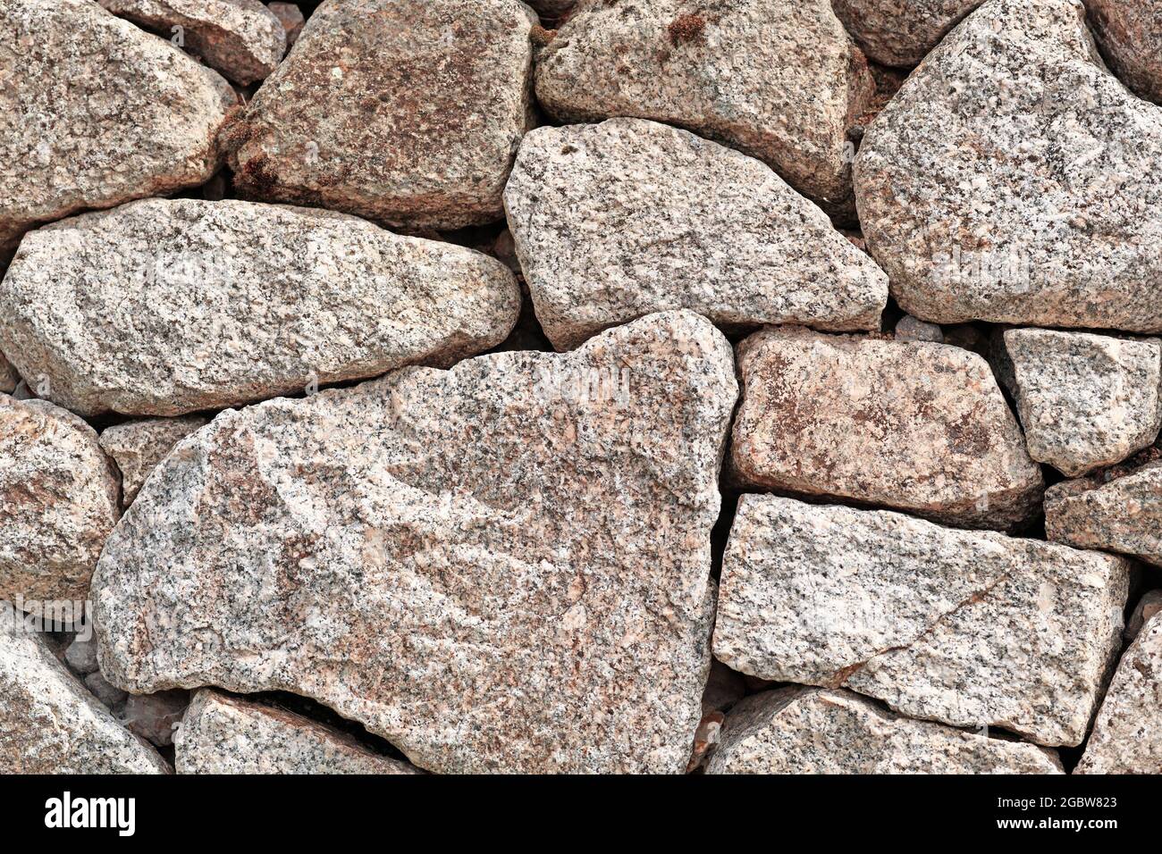 Mur avec des pierres de différentes tailles et formes irrégulières grises et brunes Banque D'Images