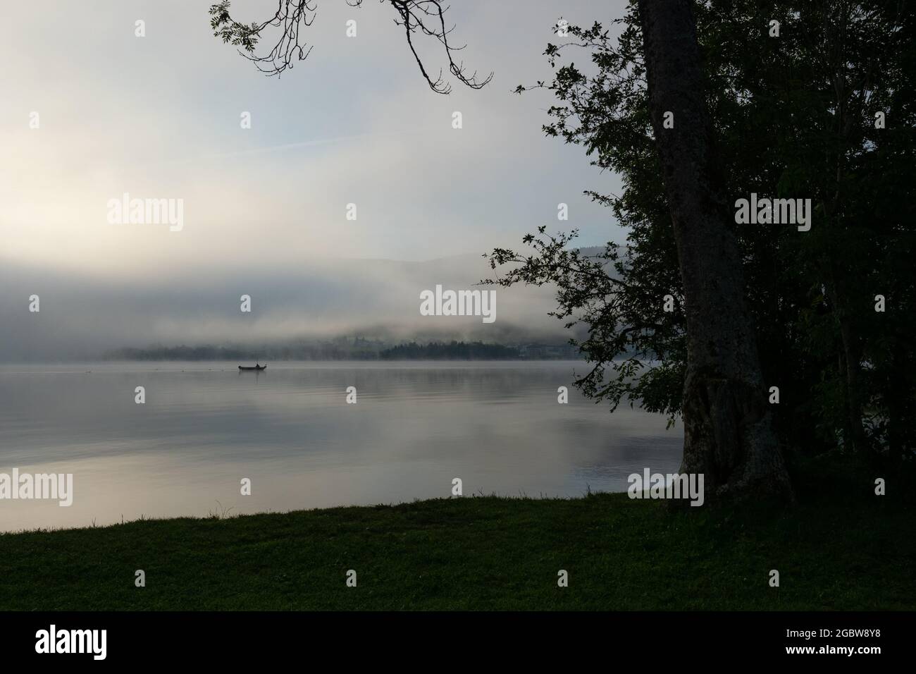 Un matin tôt au Lac de Joux, Suisse: Beau paysage avec brouillard et soleil levant Banque D'Images