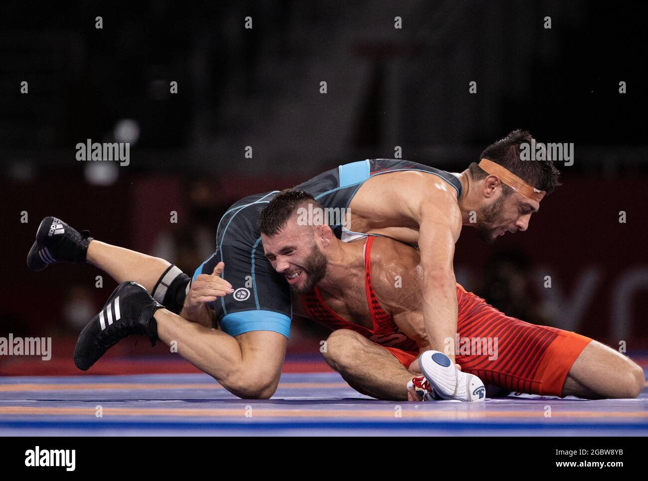 Tokyo, Kanto, Japon. 5 août 2021. Thomas Patrick Gilman (Etats-Unis) et Reza Atrinagharchi (IRI) sont en compétition pour le match de médaille de bronze Wrestling 57kg de la Freestyle masculine lors des Jeux Olympiques de Tokyo 2020 au Makuhari Messe Hall A le jeudi 5 août 2021 à Tokyo. (Image de crédit : © Paul Kitagaki Jr./ZUMA Press Wire) Banque D'Images