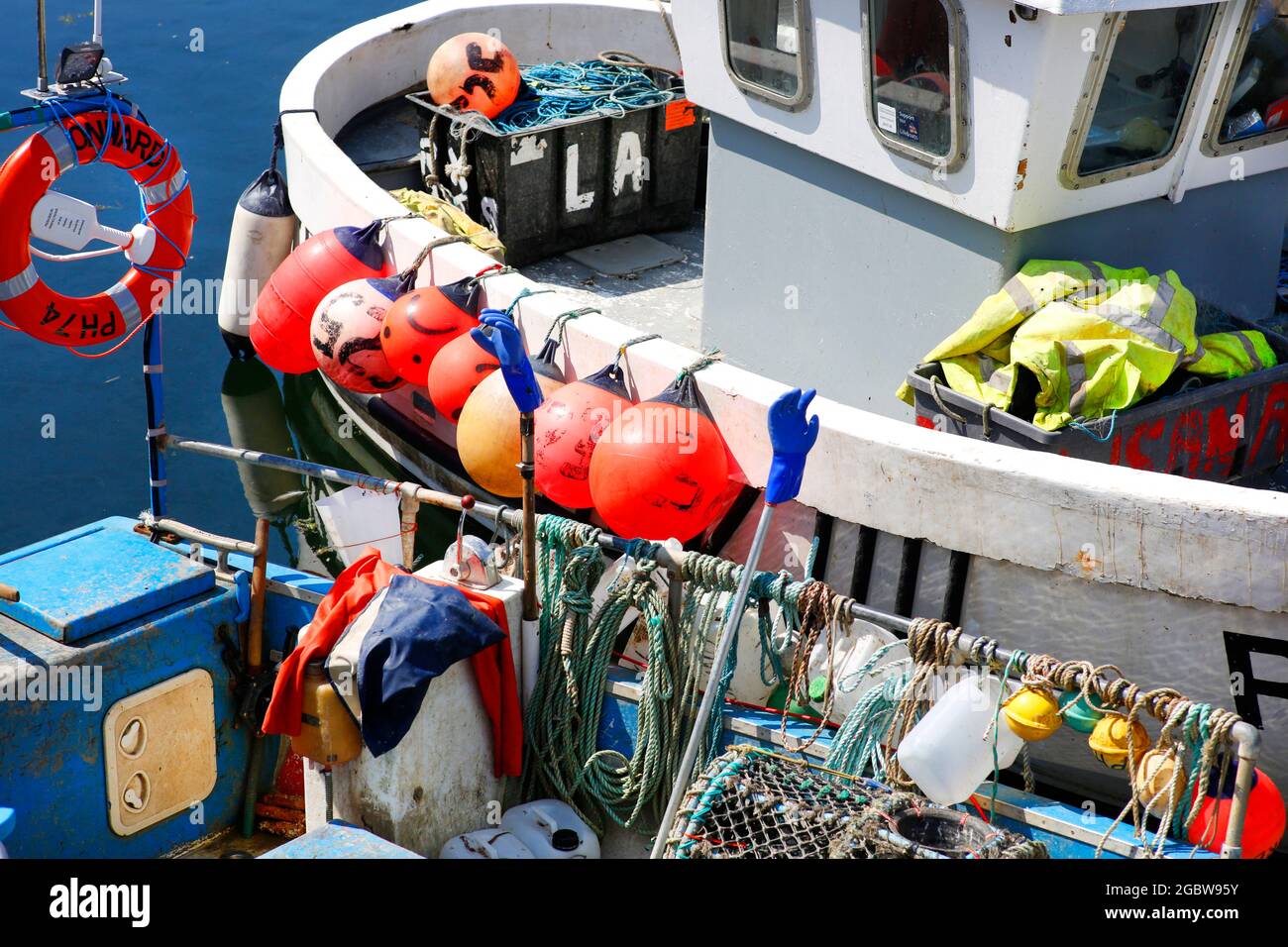 Équipement de pêche sur un petit bateau de pêche dans le port de Sutton, Plymouth, Devon, Royaume-Uni. Banque D'Images