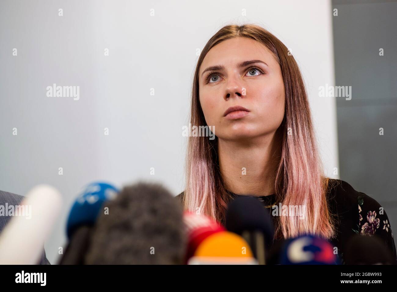 Krystsina lors d'une conférence de presse.Krystsina Tsimanouskaya est un sprinter biélorusse qui a refusé de rentrer dans son pays par crainte pour sa sécurité après avoir critiqué les responsables olympiques biélorusses. Marcin Przydacz, vice-ministre polonais des Affaires étrangères, a déclaré que la Pologne a déjà accordé un visa humanitaire à l'athlète. Le Comité olympique bélarussien a déclaré dans une déclaration que les entraîneurs ont décidé de retirer Tsimanouskaya des Jeux sur avis des médecins sur son « état émotionnel et psychologique ». (Photo par Attila Husejnow / SOPA Images/Sipa USA) Banque D'Images